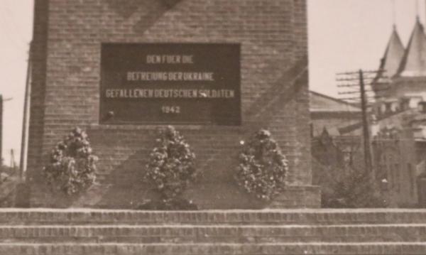 altes Foto - Denkmal gefallener deutscher Soldaten für die Befreiung der Ukraine 1942